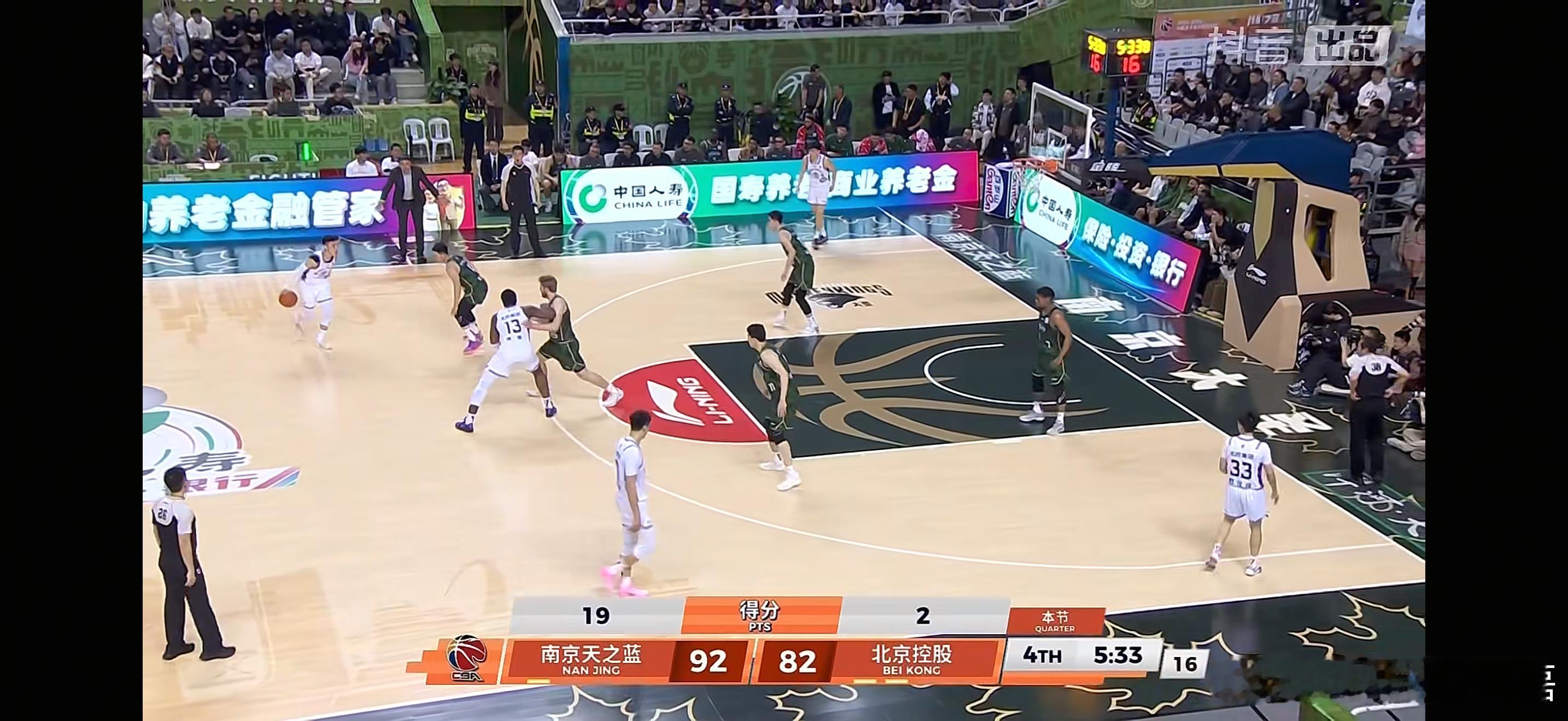 北控第四节进攻突然断电了，被同曦队打出了一波19-2，一举逆转了比赛的局势。 