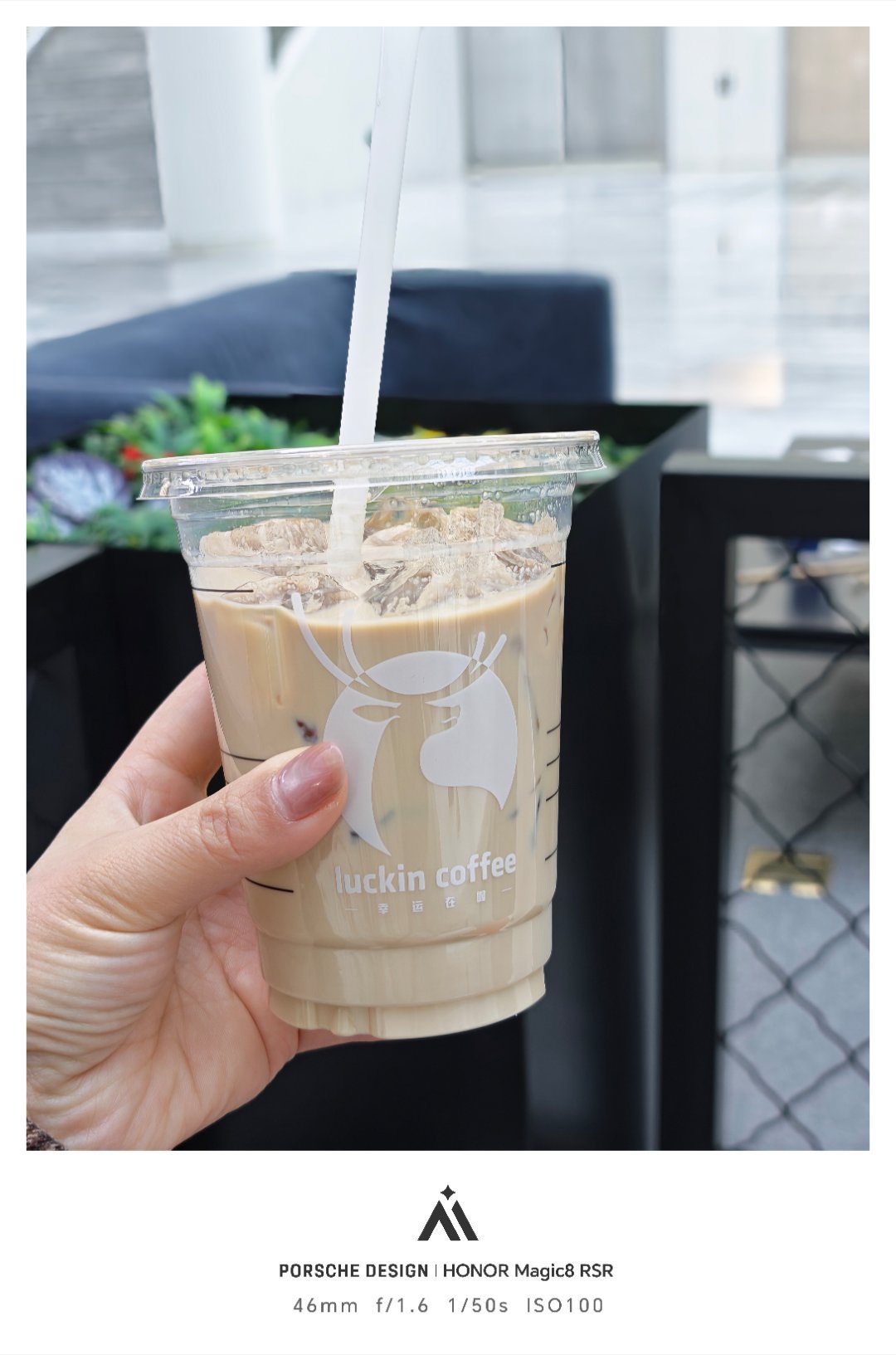 虽然天很冷，但还是要喝杯冰咖啡清醒一下。 