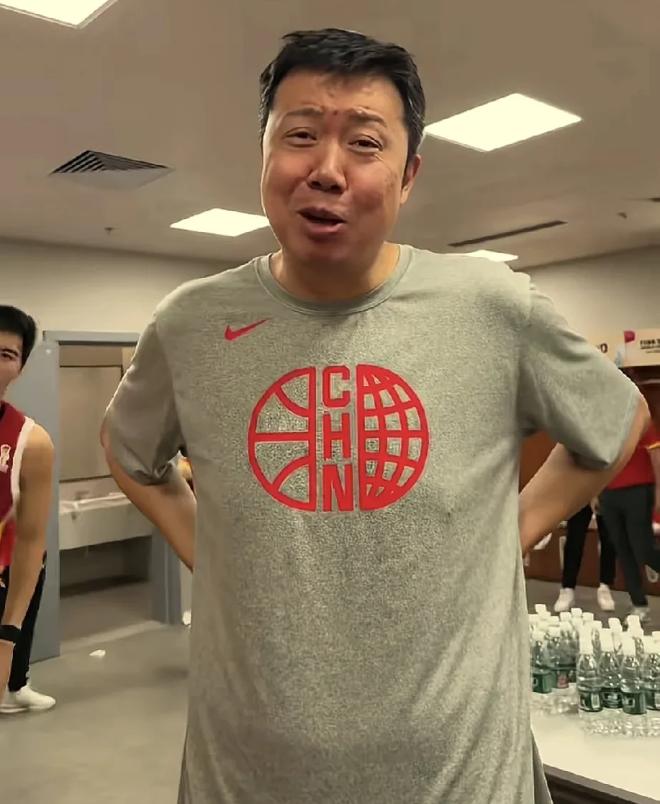 中国男篮绝杀后，在更衣室，王治郅问赵继伟，你那球到底咋传的啊，我看着都要丢了。王