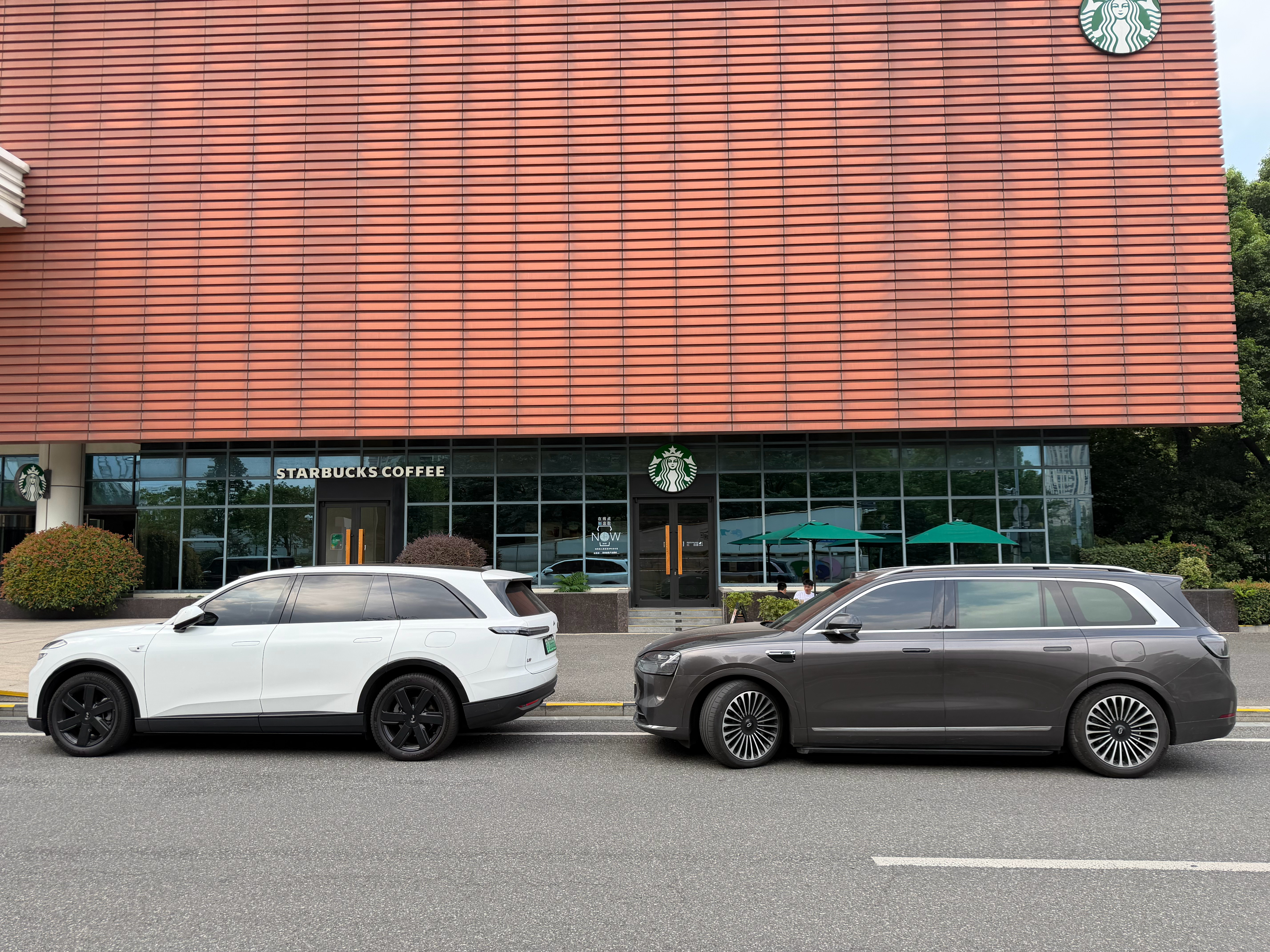 我的“双舱小房车”乐道L80摆在旗舰SUV问界M9旁边，好像气场一点也不吃亏呀。