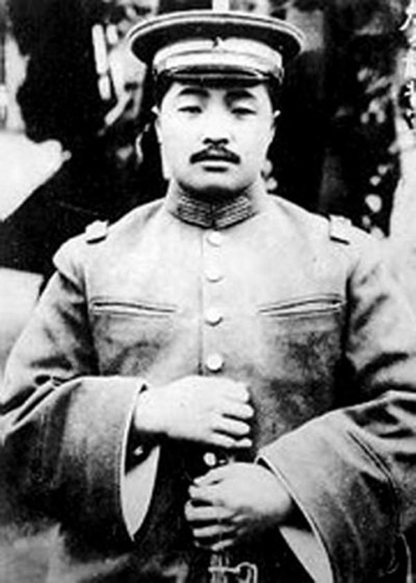 贺龙早年遭遇了很多挫折，他好不容易拉起来的队伍被同僚吞并了，自己也锒铛入狱。好不