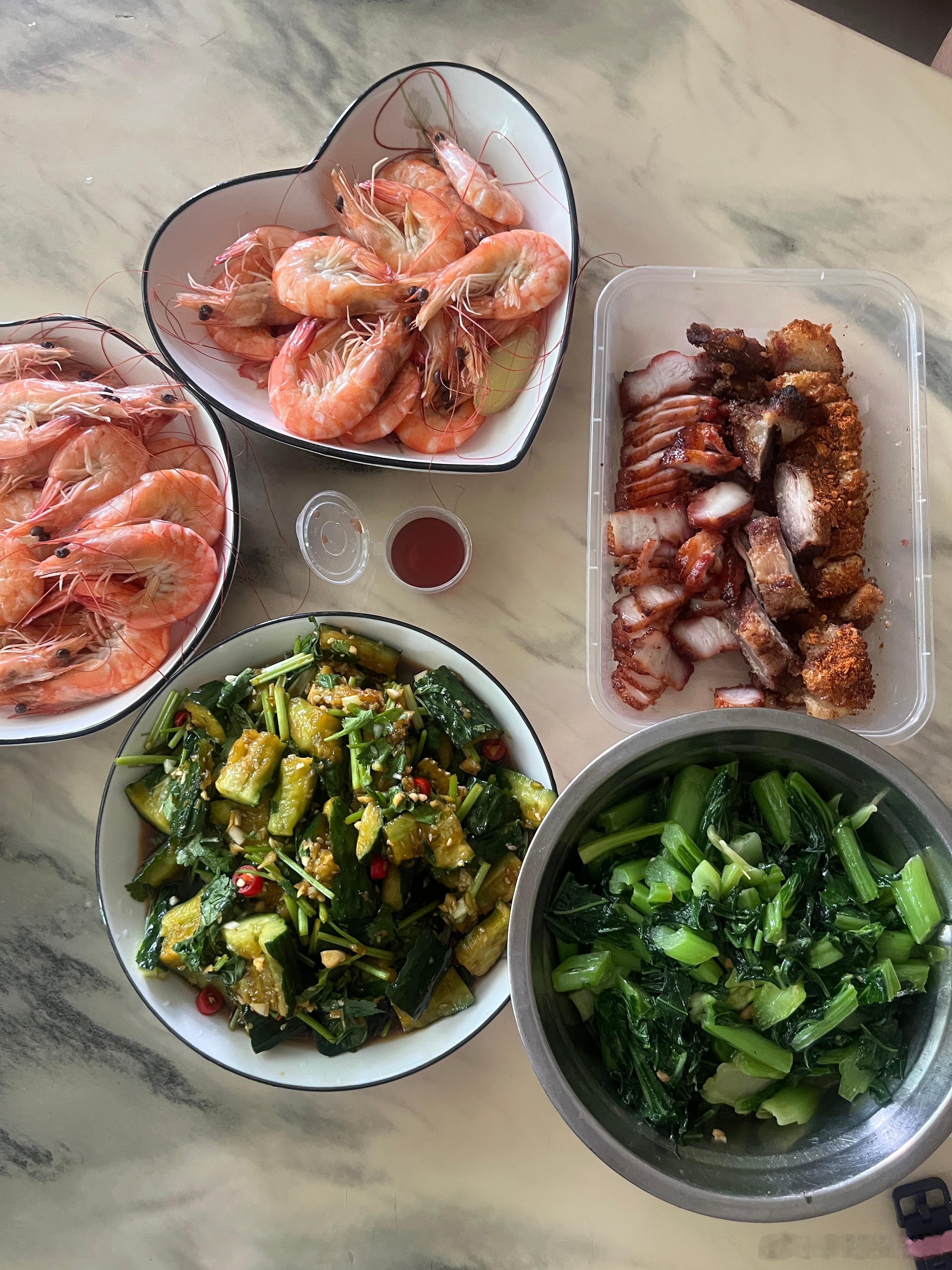 吃饭了，虾还有黄瓜是我做的，青菜是公公炒的，这个青菜我不会炒，也没买过。昨天公公