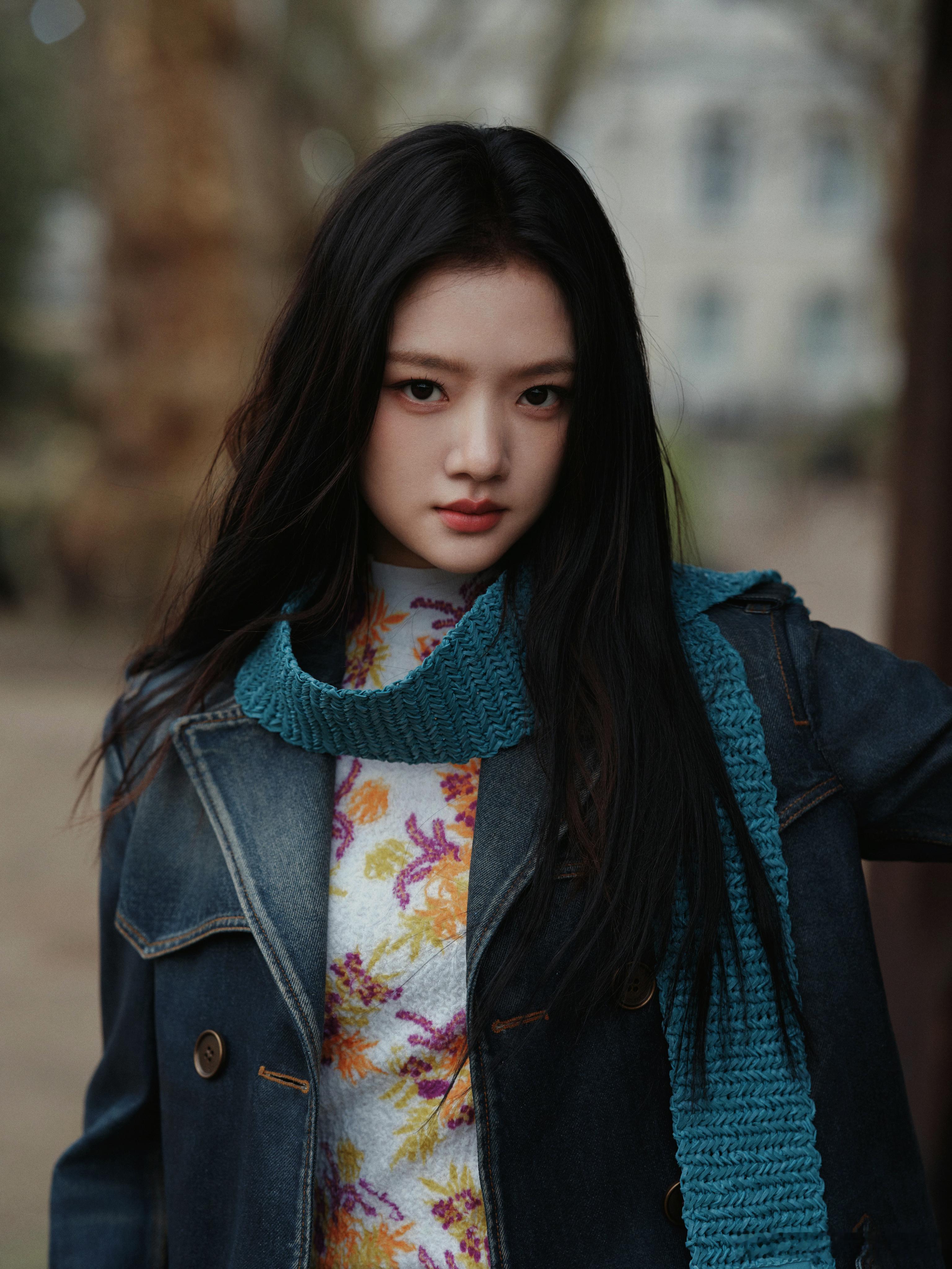 任敏伦敦秀场生图状态任敏风衣搭配花卉辣妹套装 谁能想到文艺清冷挂突然切换辣妹模式