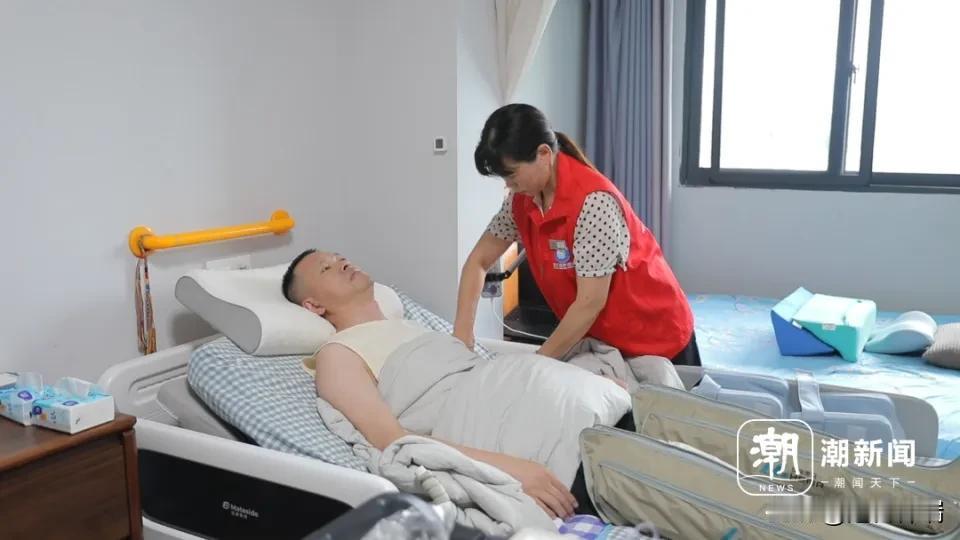 杭州42岁硬汉潜水员意外全身瘫痪，在ICU崩溃：把我救回来是折磨！女友不离不弃照