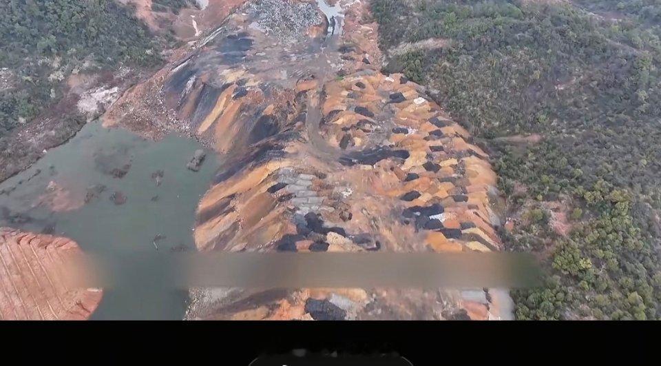 央视曝光怕被卫星拍到的垃圾山这怎么处理弄成小公园吗？可是埋在下面看不见不等于没有