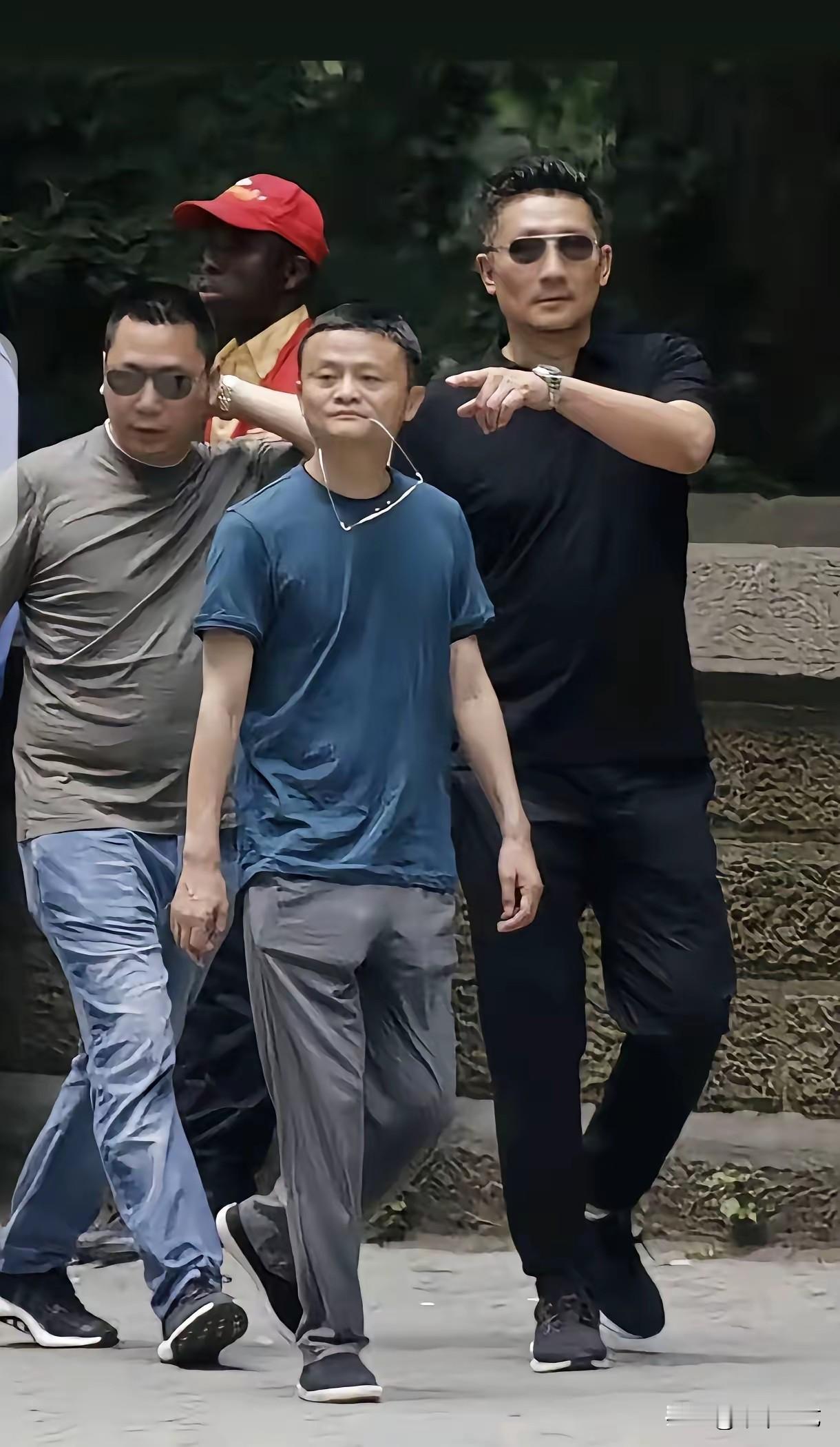 财富的魅力和穿着无关，无论是不是地摊货，气质到位了，其它都可以忽略不计，或许这就