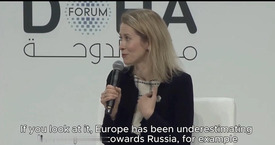 卡娅·卡拉斯又一令人难以置信的精彩瞬间
多哈论坛的灯光下，主持人身体前倾，指尖