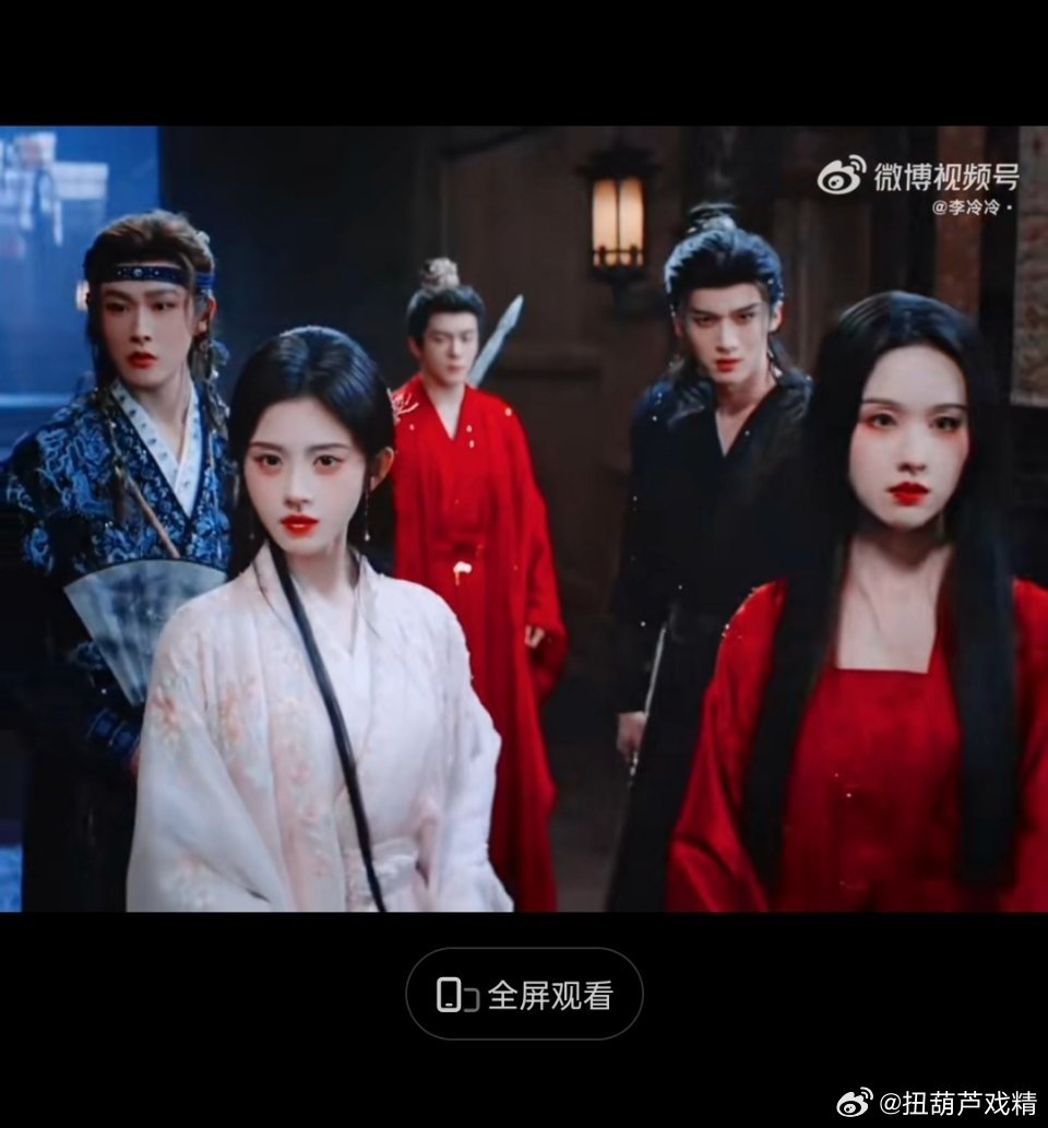 鞠婧祎和陈都灵同框，得踩了几寸的高桥哇，陈都灵净身高1米七吧？ 