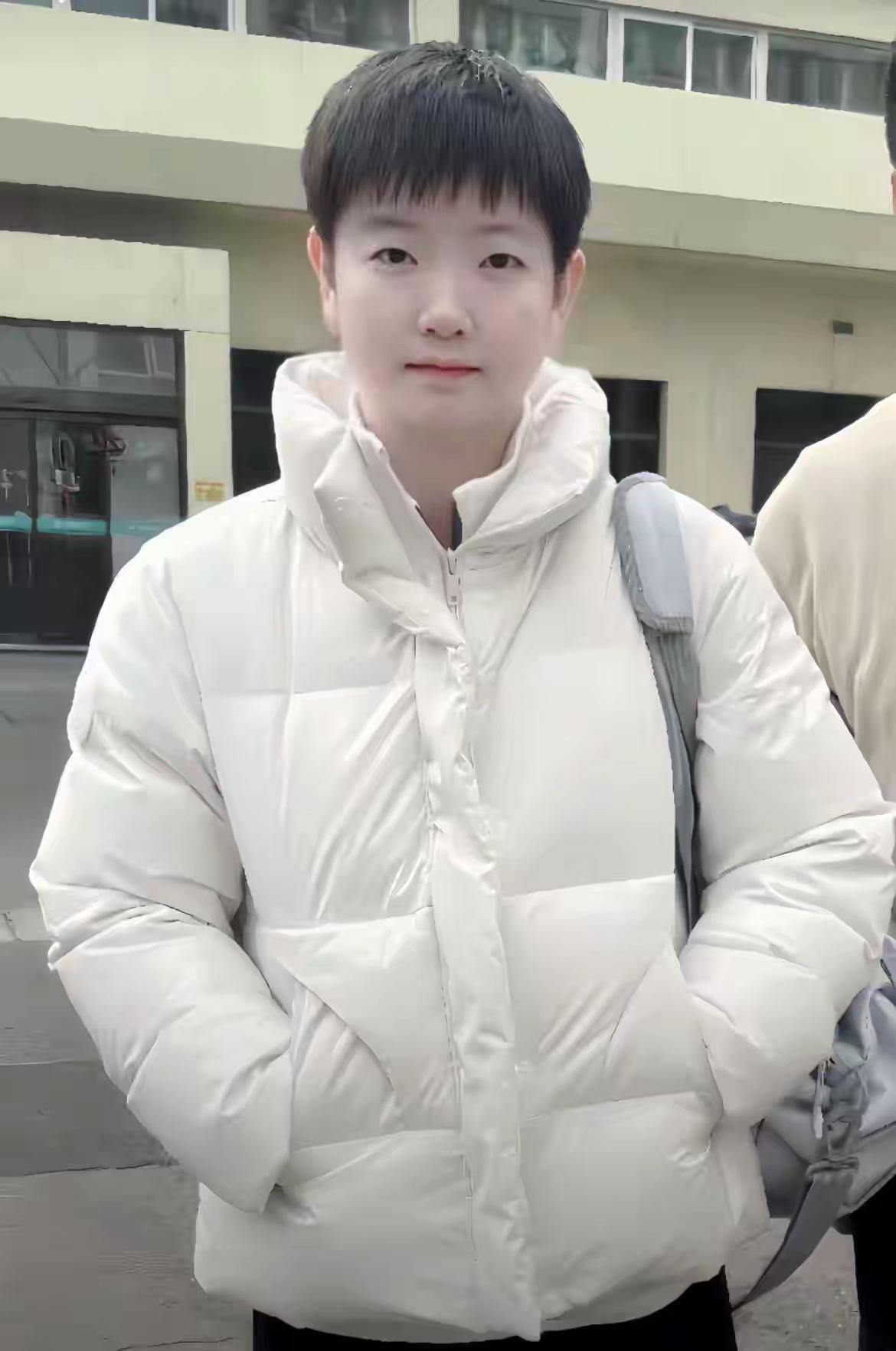 最近外头闹哄哄的孙颖莎却静得出奇除了训练录像几乎没她半点风声昨天教练开直播折腾三