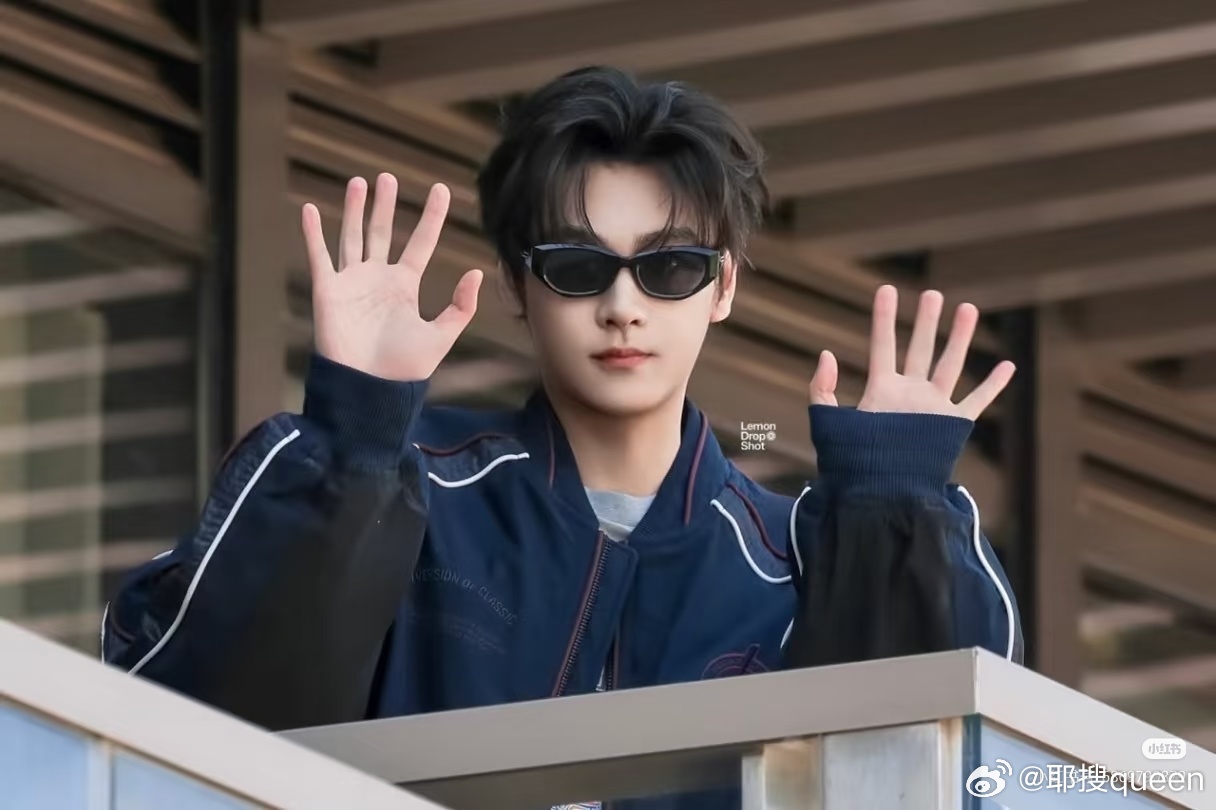 田栩宁今日亮相F1上海站活动，191cm身形搭配赛车风造型，生图直出颜值抗打⚡️