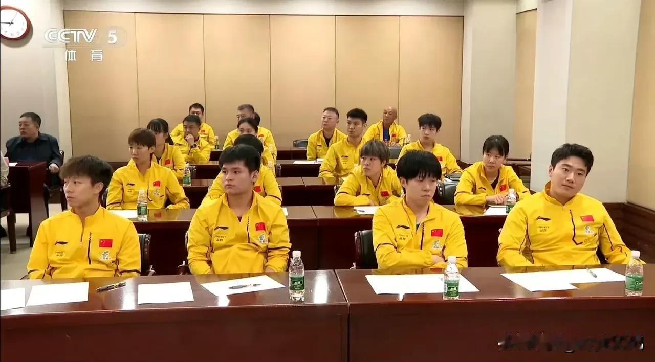 一觉醒来被国乒队员听课的表情笑麻了：

大头表情凝重，若有所思；

甜甜：自我陶
