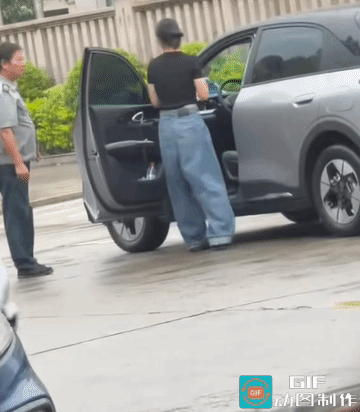 女司机踹保安反被扇至耳膜穿孔！你觉得该怎么处置最公道？
 
学校门口接送孩子的高