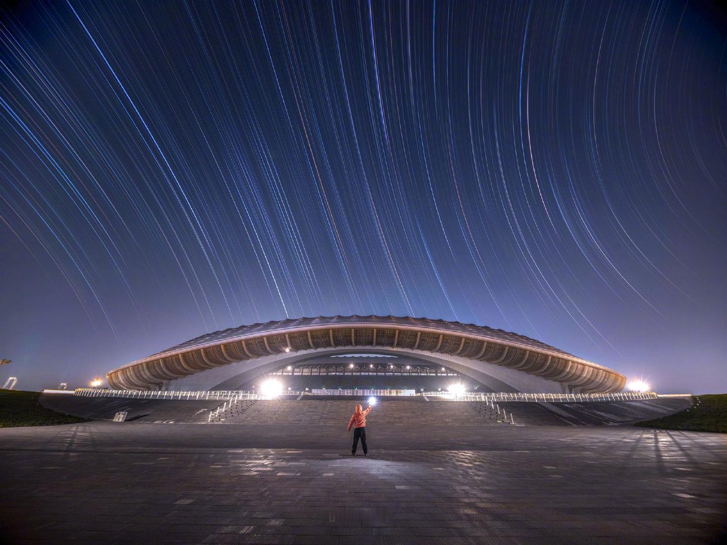 时间在天幕上留下光的轨迹，星辰以最古老的方式见证着这座建筑的诞生。广州南沙大湾区