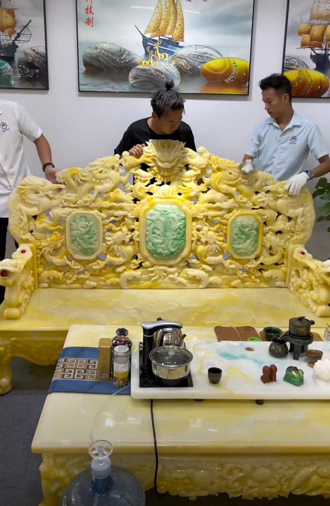 原来玉帝同款沙发，是滴胶倒胶制成的，而不是玉石雕刻的。
土豪，就是豪。这种，一般