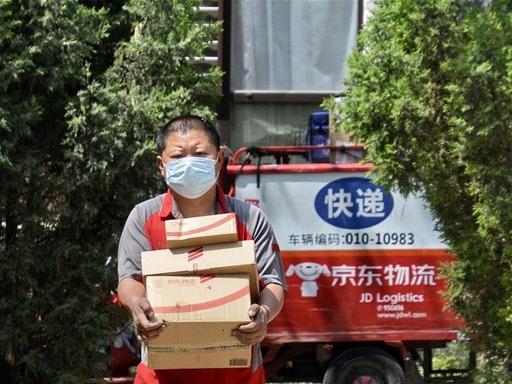 刚去查了一下京东，这不查不知道，一查吓三跳，原来有九十多万人，每个月等着它把工资