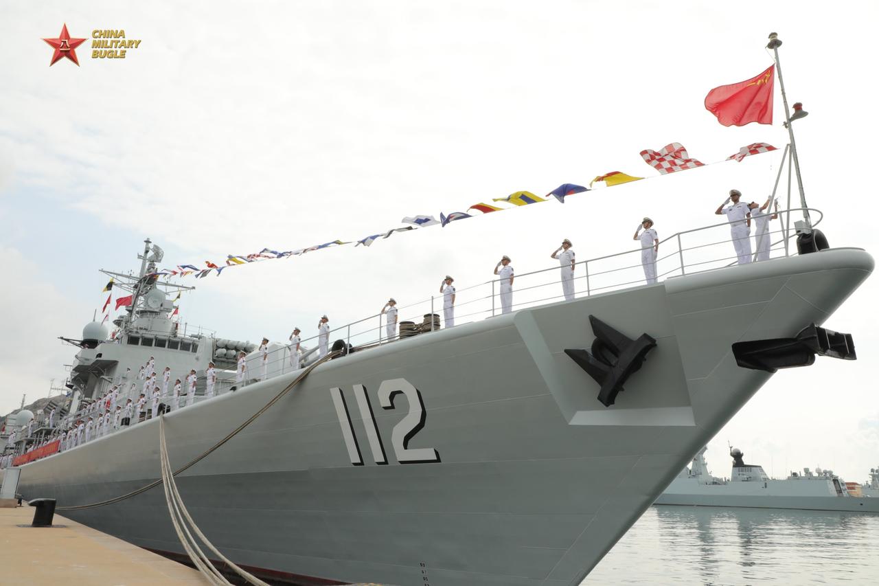 号称“中华第一舰”，驰骋海疆32年的功勋战舰海军112舰退出现役。该舰服役期间，