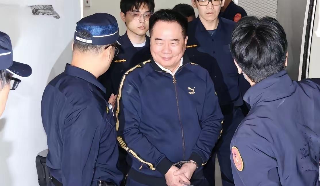 蔡正元用行动诠释了“刀口舔血也要笑着走下去”

3月27日上午，位于台北的地检署