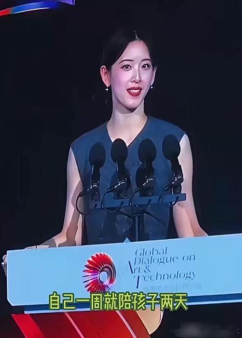 原来有钱人根本就不用自己带娃章泽天说自己一周就陪孩子两天，每周抽两天陪娃睡觉，隔