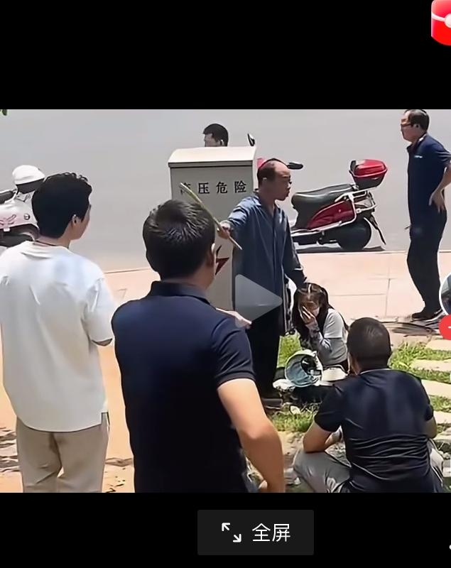 拿了一根木棍，就想绑架人质，你小看中国人的血性，画面中显示，一歹徒手拿一个长棍，
