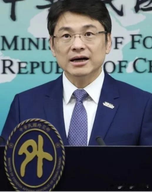 颠倒黑白的闹剧上演，台当局就海峡实弹演习发布荒唐表态
 
大陆在台湾海峡划定海域