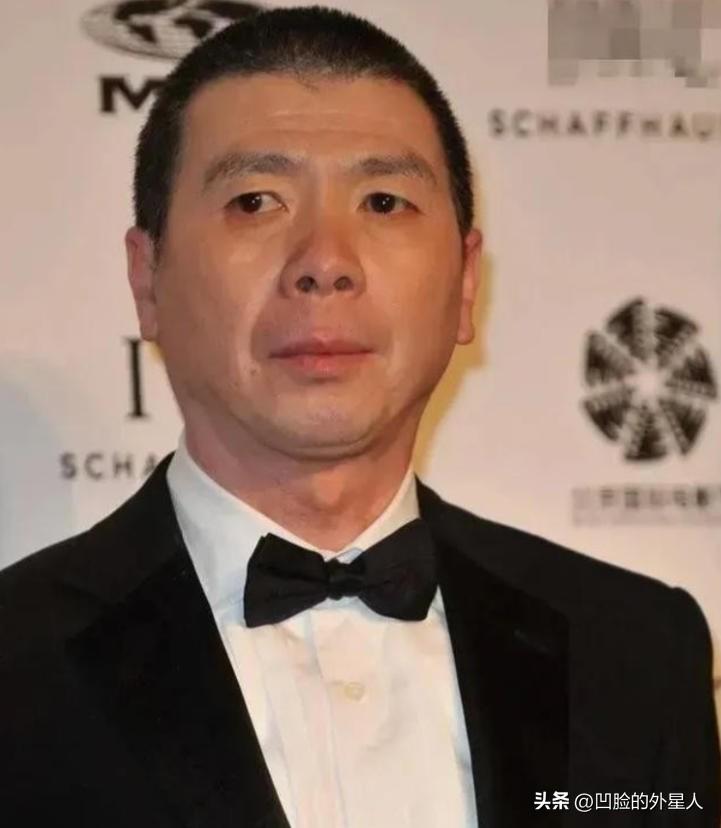 一次，冯小刚去医院探望朋友，一眼就看上了旁边年轻貌美的护士，刚准备要联系方式，旁