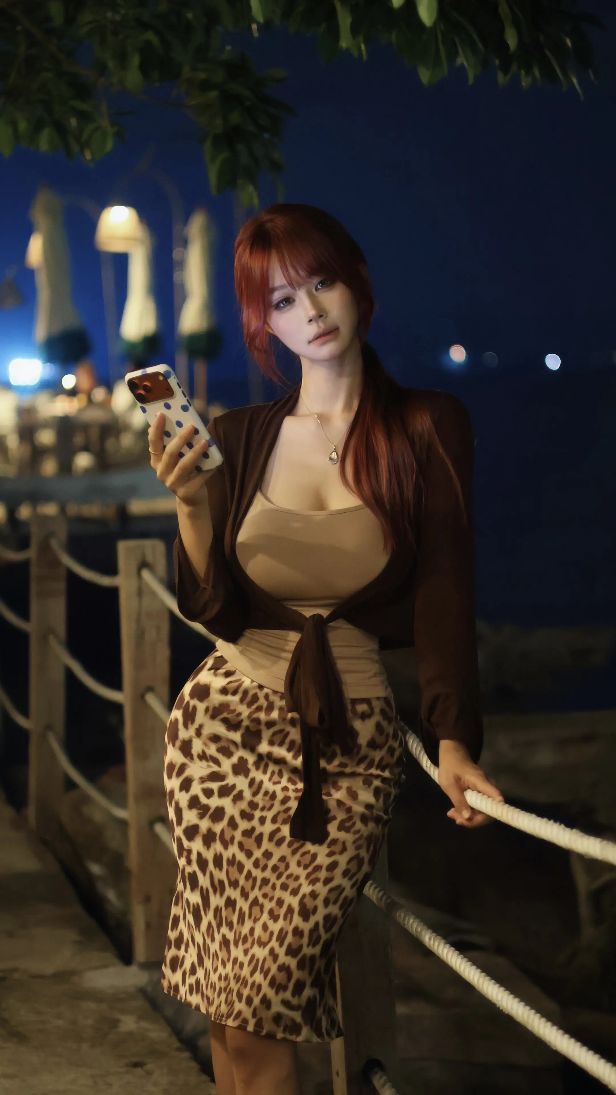 今夜的风悄悄月悄悄  吻你的眉梢