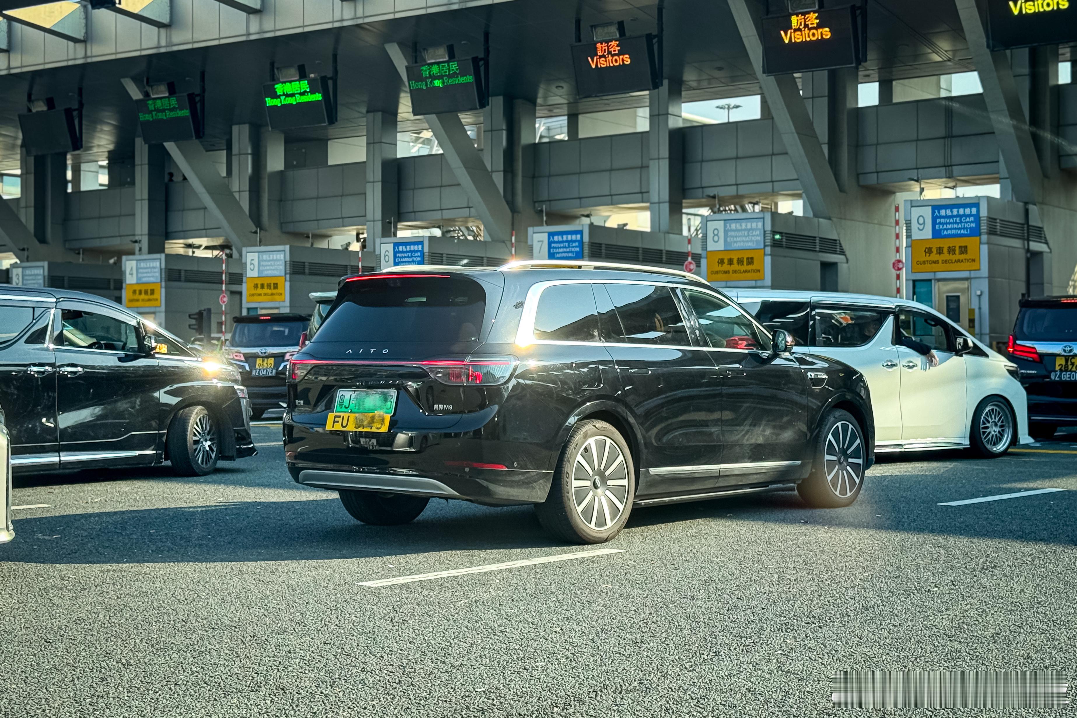 确实好多问界 M9 车主申请两地牌。这两次从深圳湾过关去香港，每次能遇到不止一台