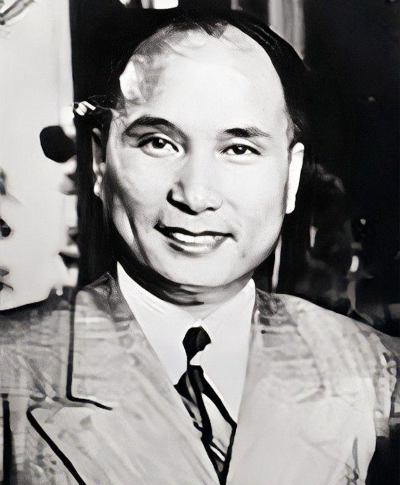 在天津战役中，解放军将城围得水泄不通。蒋多次派专机接应市长杜建时撤离，最后一次飞