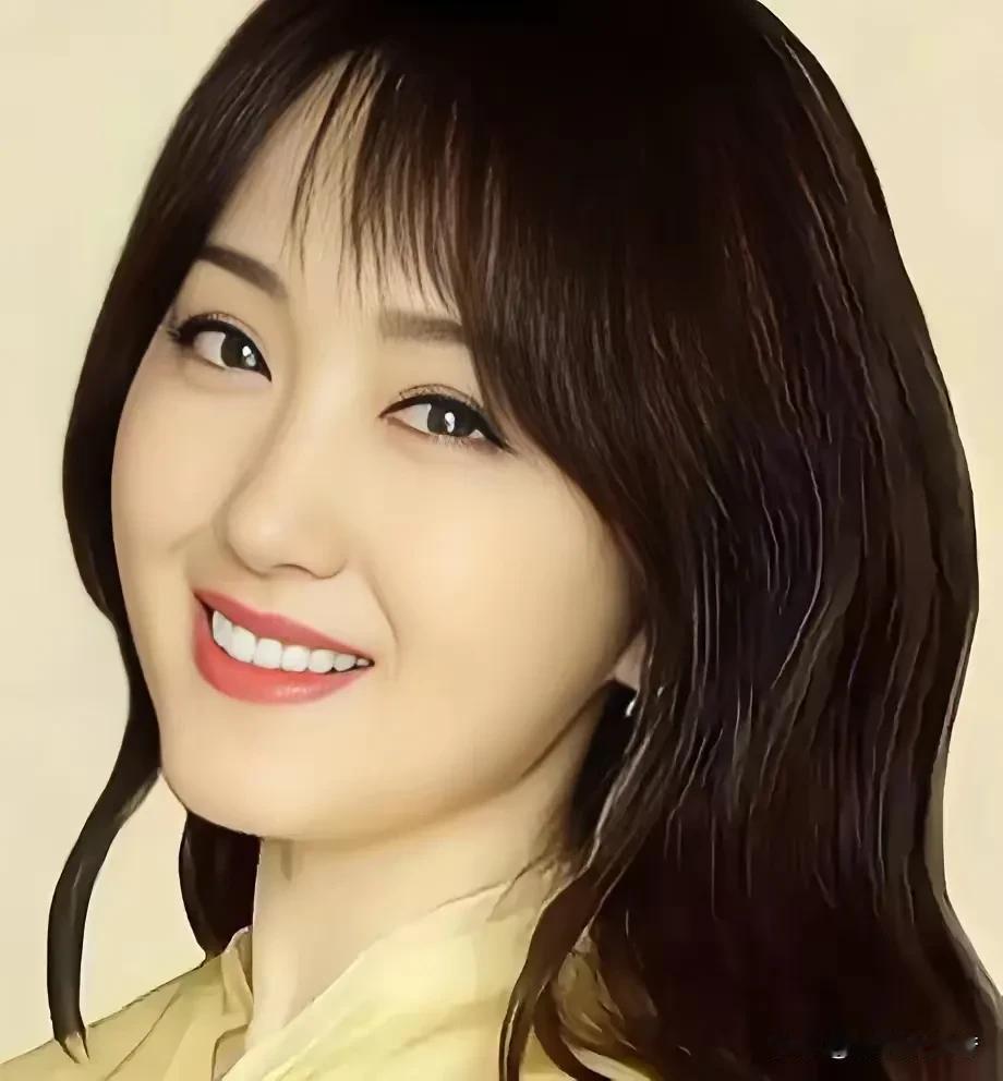 杨钰莹的《让我轻轻的告诉你》真是经典中的经典。1995年她在春晚上献唱，人美歌甜