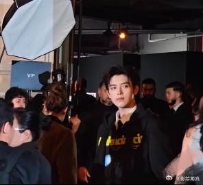 陈飞宇出个国帅成啥了 让我们一起为陈飞宇打call！他出国后的帅气，简直突破了所