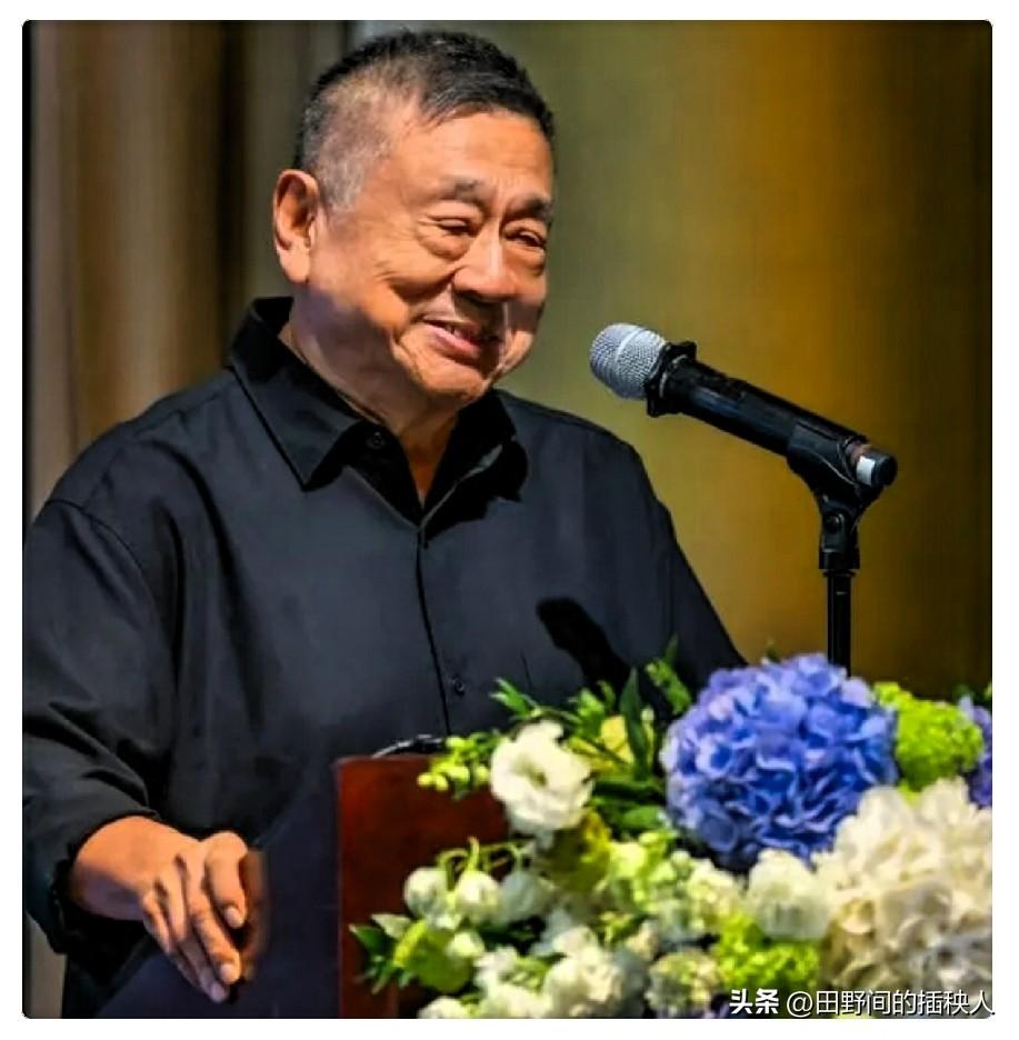 施南生的追思会上，第一个上台发言的人，是她大哥施苏拯。

这个名字，几乎没人听过