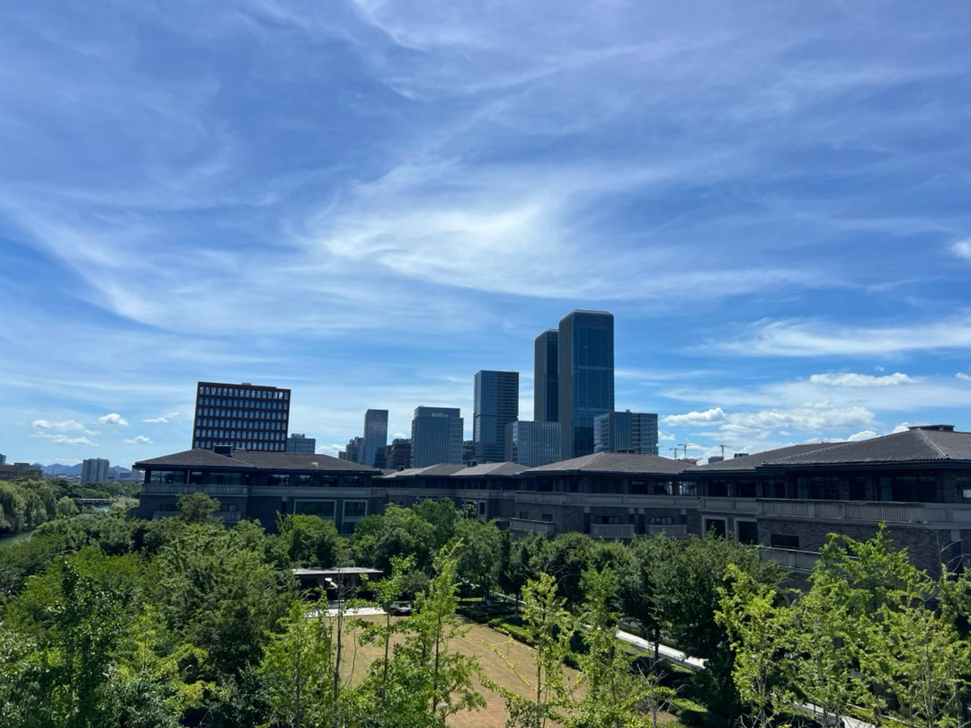 日头很晒，参观浙江大学校友企业总部经济园。 杭州·浙江大学校友企业总部经济园