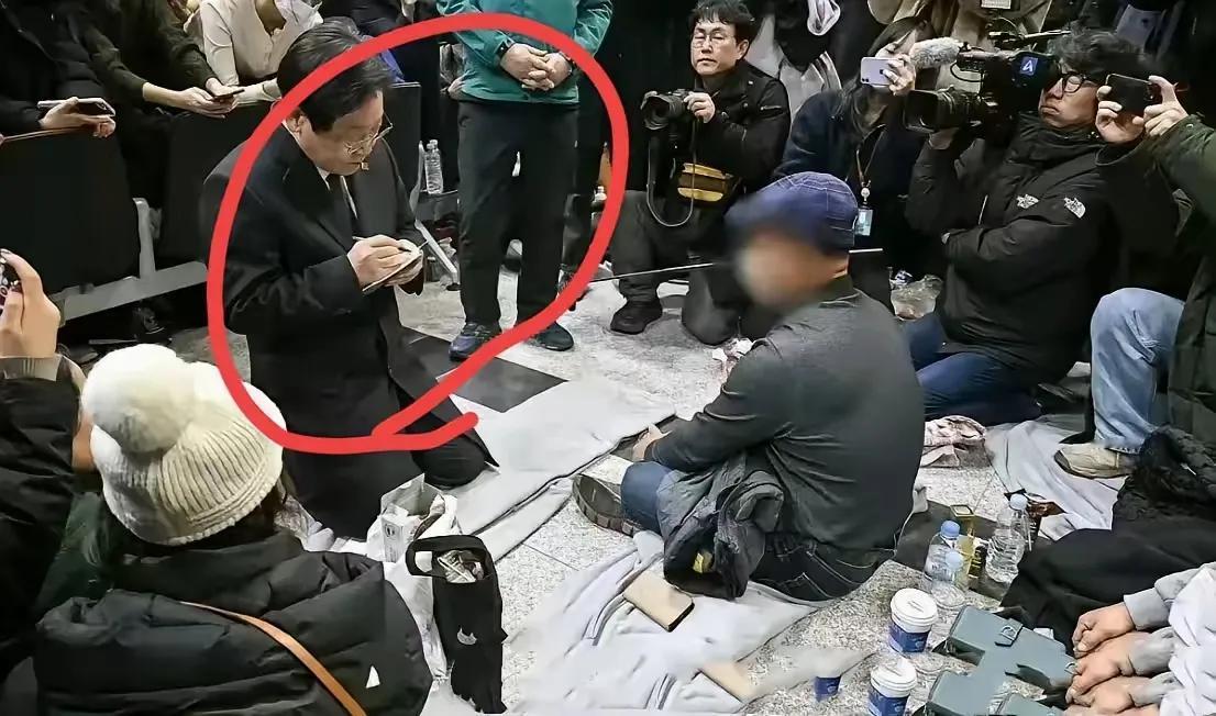 李在明真的跪啊！
晚上9点左右赶到机场，“扑通”一下就给所有遇难者家属跪下了，耐