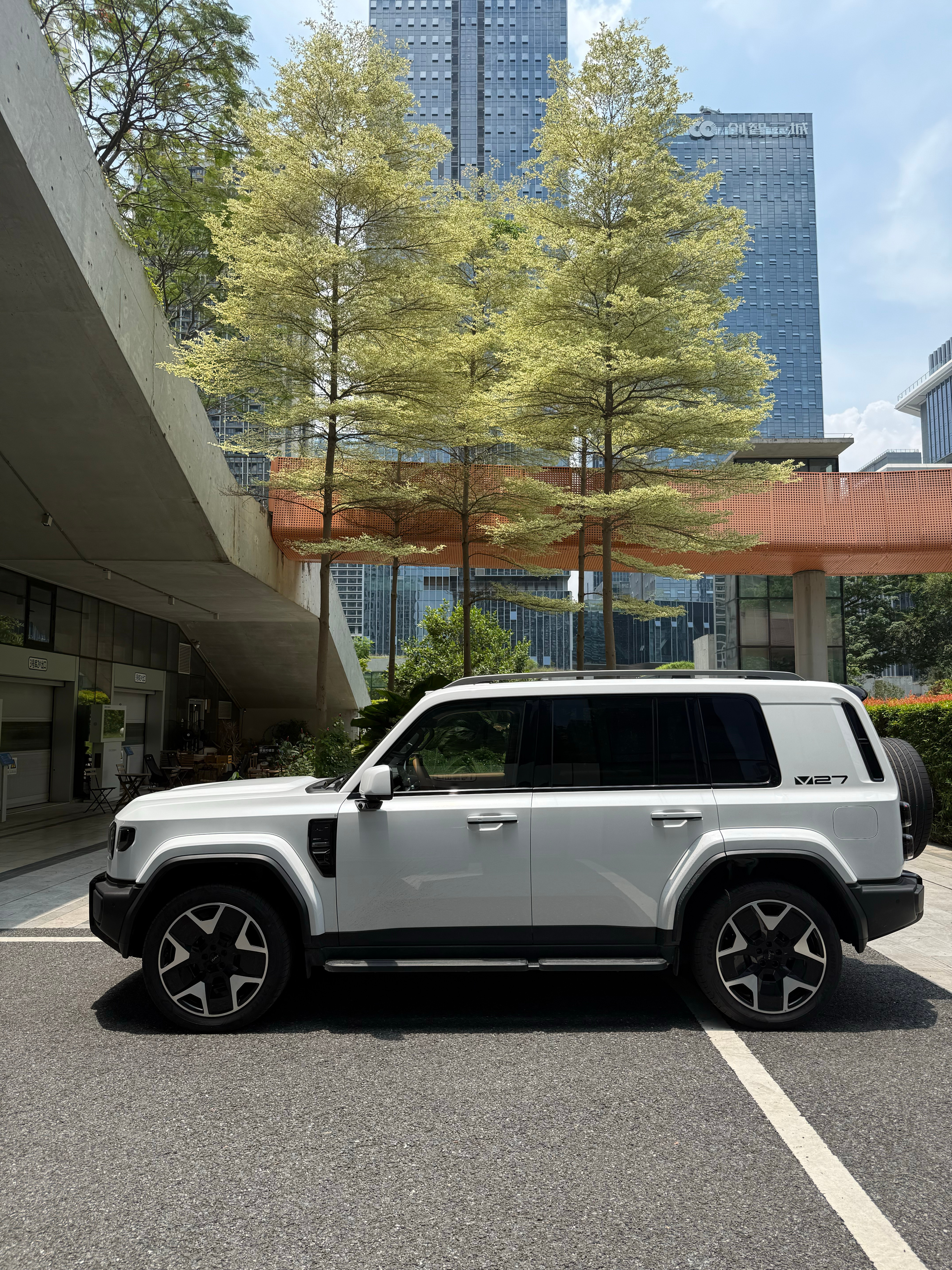 iCar V27这个外观情绪价值拉满了白色真的好看，有个性的刚刚好，辨识度也高每