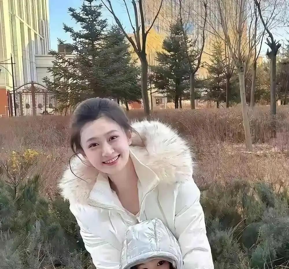 三十五岁离婚带娃相亲开口就要三十五万彩礼，网上吵翻了。

我刷到帖子说女方觉得自