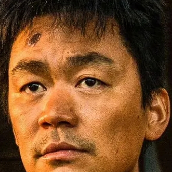 CCTV6 晚安，暴雨来袭生如野草，不屈不挠。没有伞的孩子，只能努力奔跑 —— 