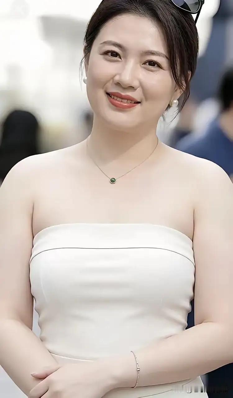 上联：身无长物心无累
下联：心底无私天地宽