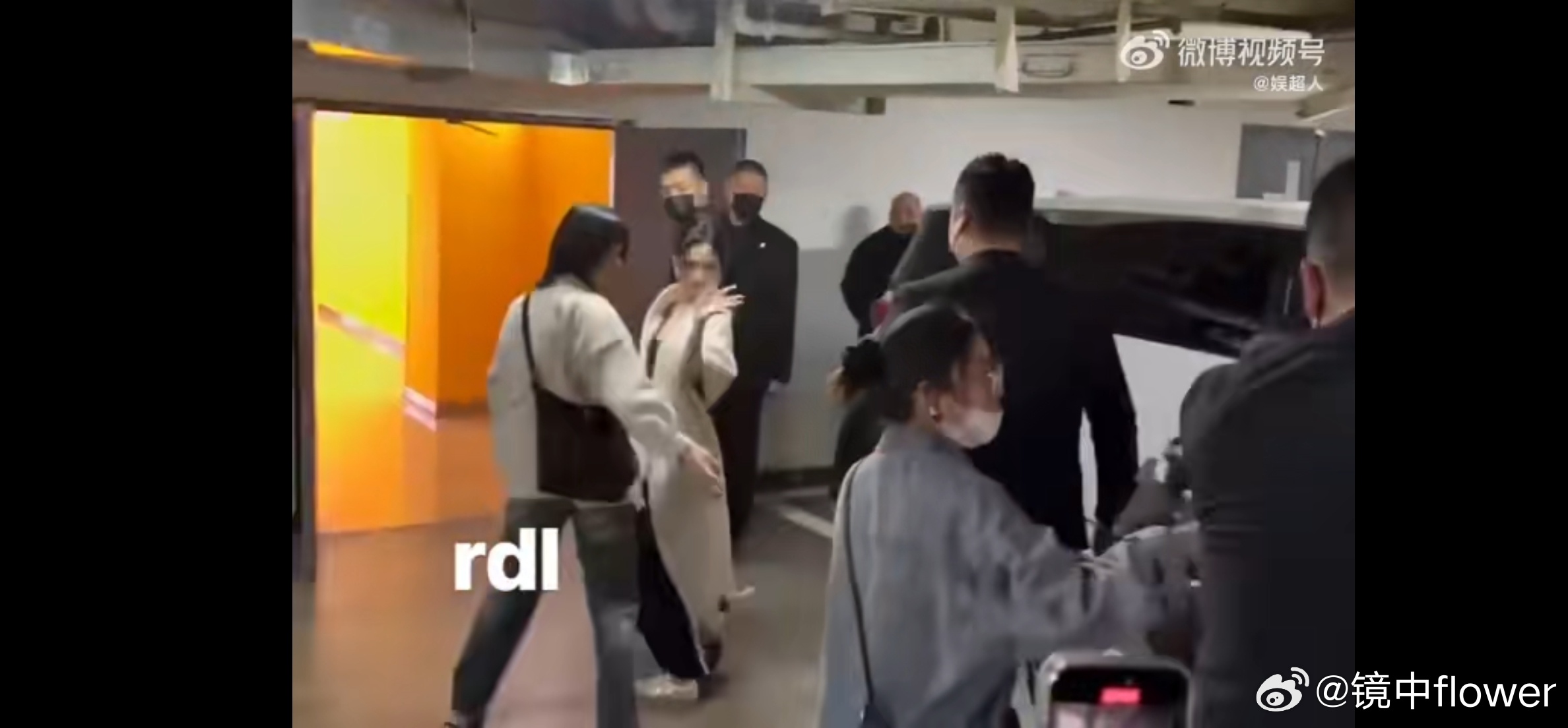 代露娃饭撒小天使  娃娃真的是饭撒小天使，听到粉丝叫就回头打招呼，签名时发现是鹿