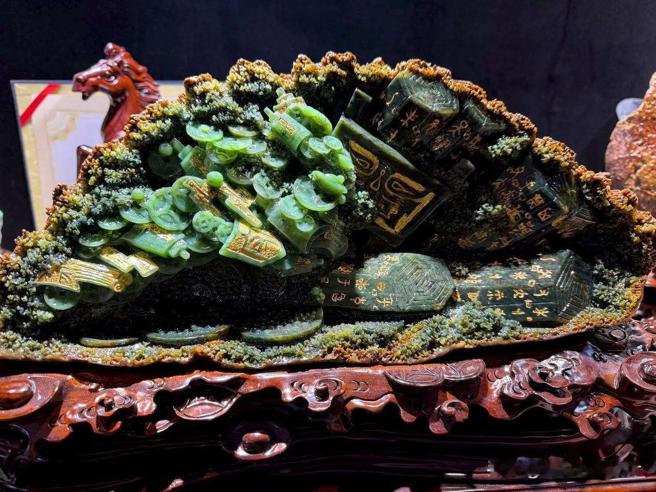 今日，与一块“富足”的石头对坐


午后在友人的雅室，邂逅了这件《吉庆》玉雕。