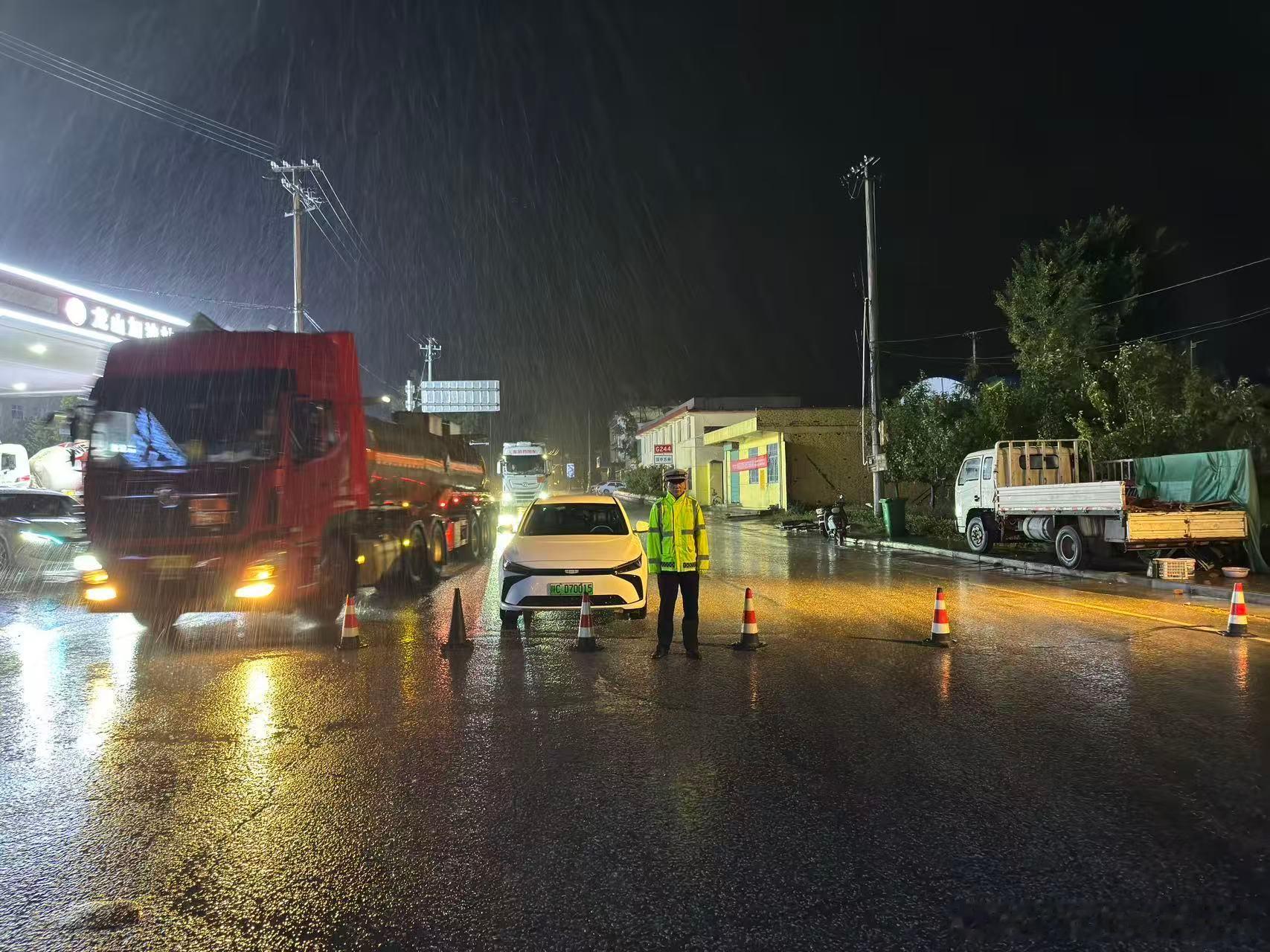 21时30分因244国道太白段暴雨，太白公安交管在县医院北907公里处对前往宝鸡