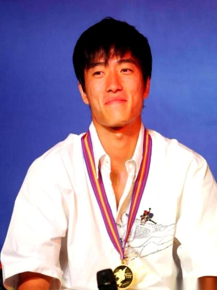 都说刘翔送教练那套房，现在值两千万。
别光盯着这个数，把日历翻回2004年。
那