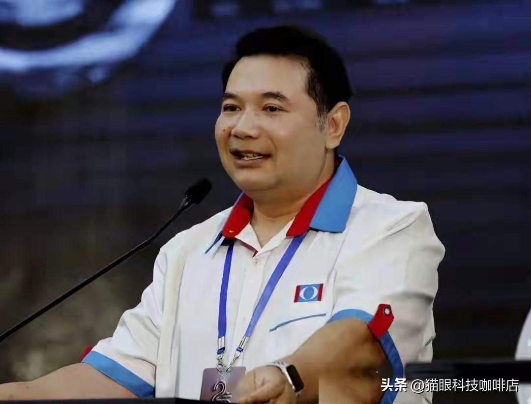 “未来二十年不懂华语，绝对是吃亏的。”

说这话的不是华人领袖，不是董总主席，而