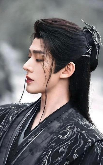 “我觉得，演员的生命周期可能比很多职业都漫长，应该更清醒、睿智一些，” 