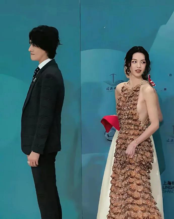 钟楚曦与郑云龙同剧组走红毯太尴尬！郑云龙在前停下时，回头说话的钟楚曦不慎撞上前，