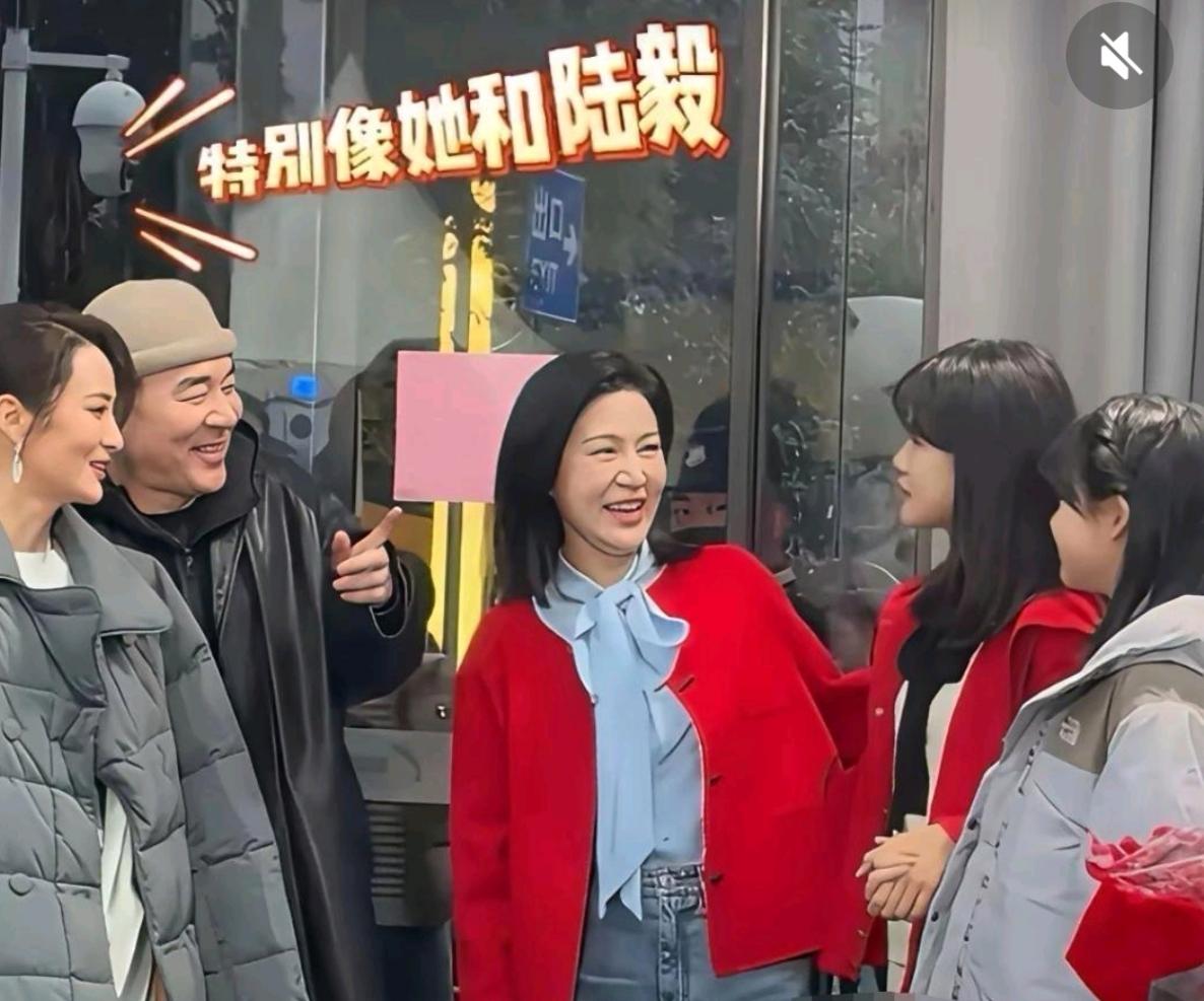 陈建斌最近可逗乐大家了！彩排时遇见陆毅一家，他盯着人家两个漂亮闺女眼睛直发亮，笑