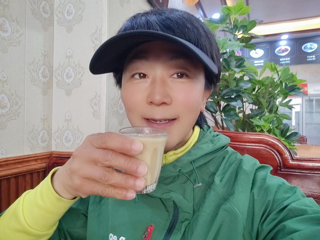 网上总说北方人吃不惯藏餐，不好吃。可我到了西藏后，每到一处驻车落脚，总会来上一壶