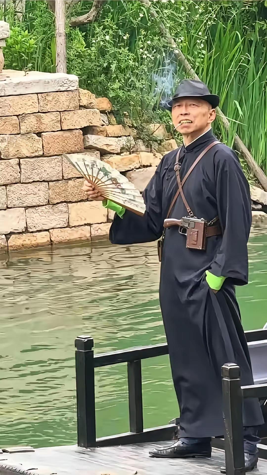 他不是那个谁吗，有点像，但是这服装，还有这装备，又感觉不是他。