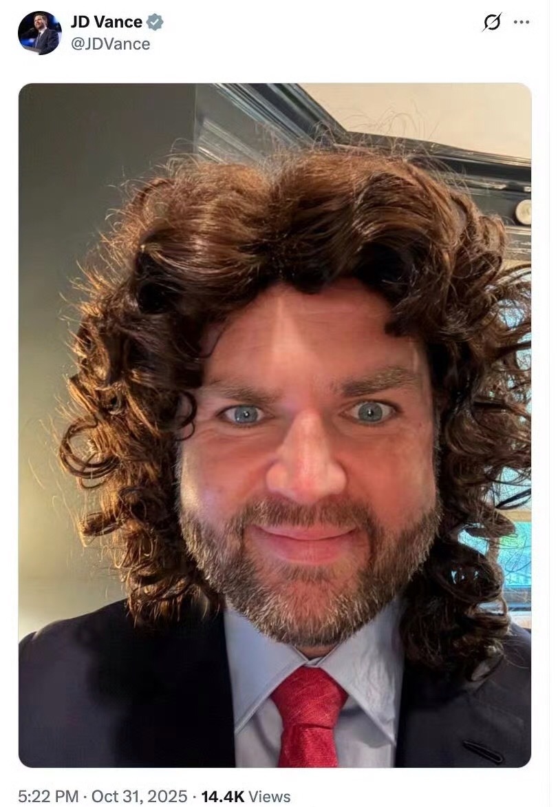 万斯在万圣节打扮成了自己的网络表情包 ​​​