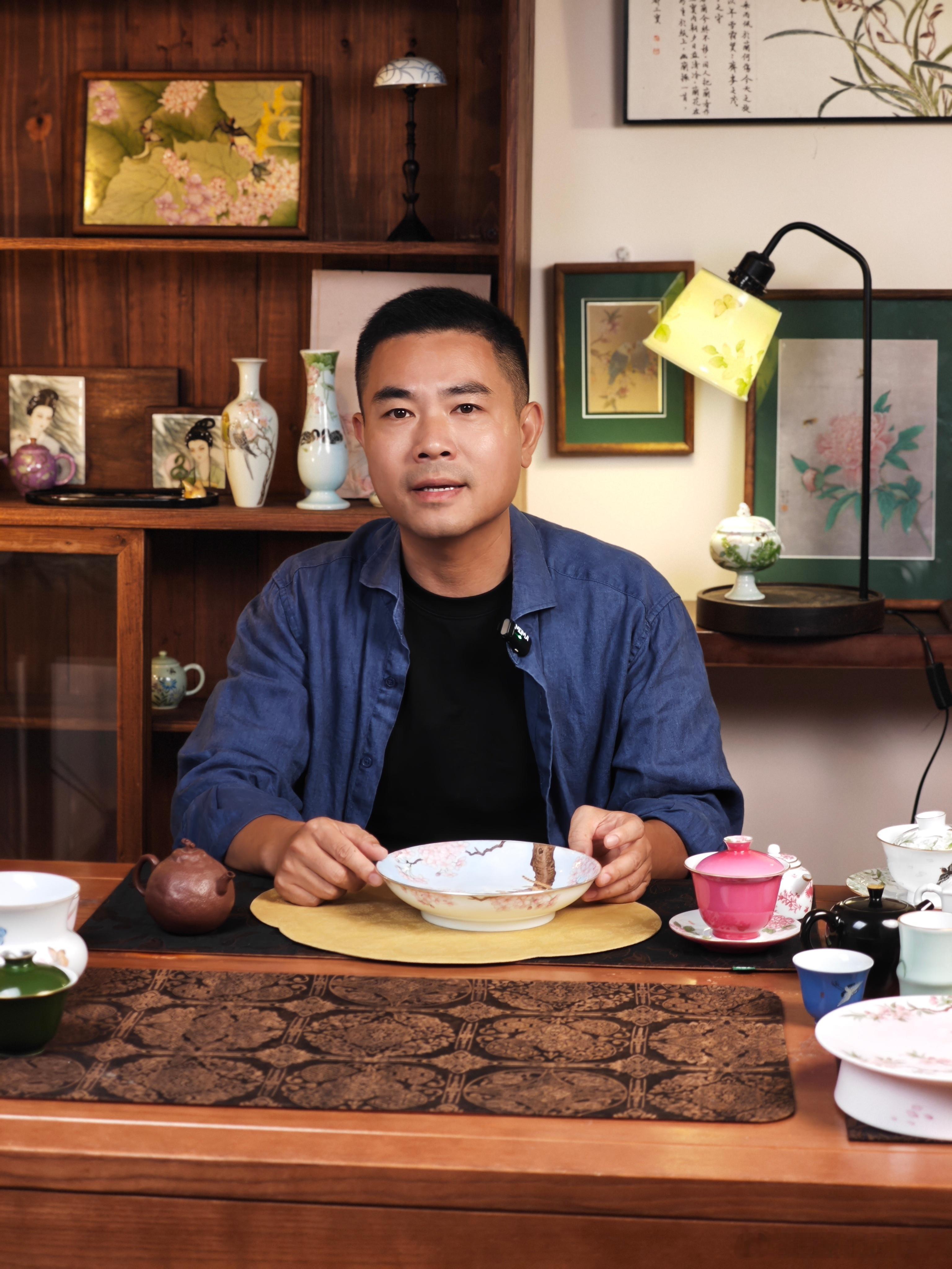 直播很耗人，所以我们大家熟悉的小宝小丽会休息一段时间。和新主播也是工作室学生的甜