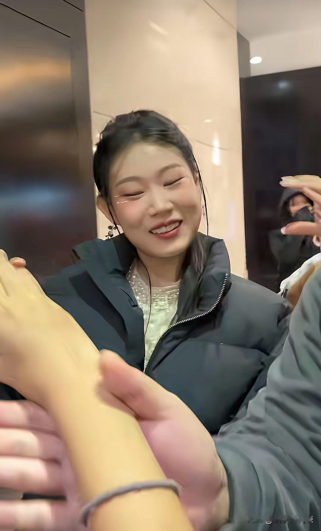 好家伙，这个星二代可真没架子！差点跟粉丝跑一块儿玩去了。

说的是小沈阳的女儿沈